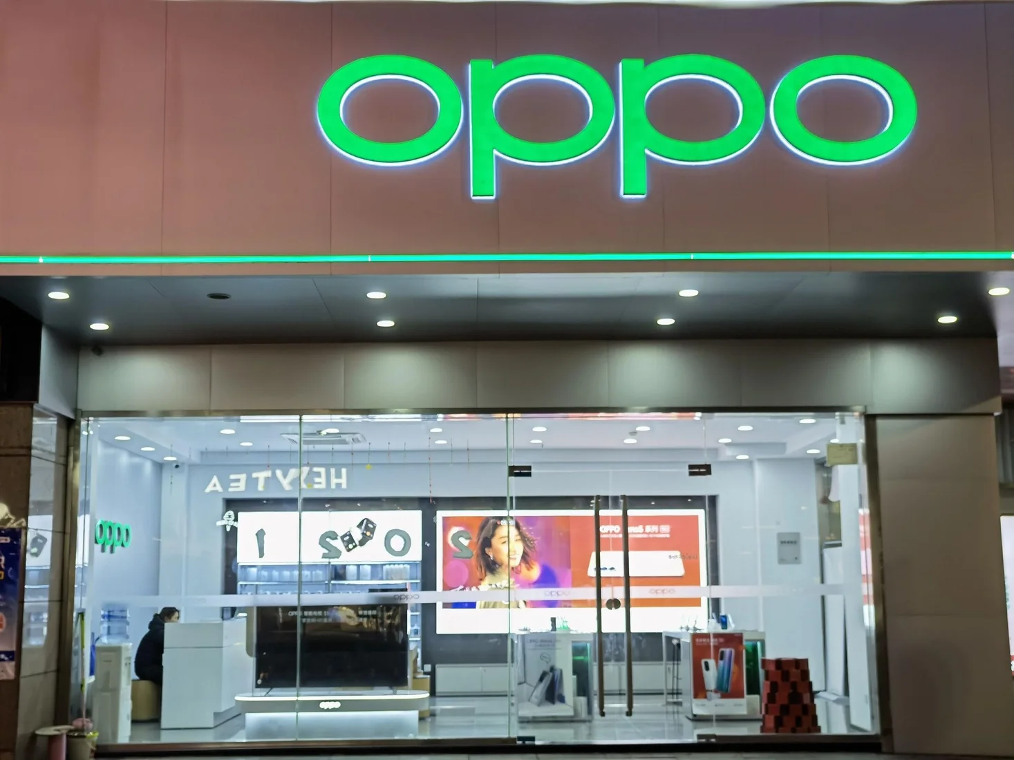 OPPO signage installation